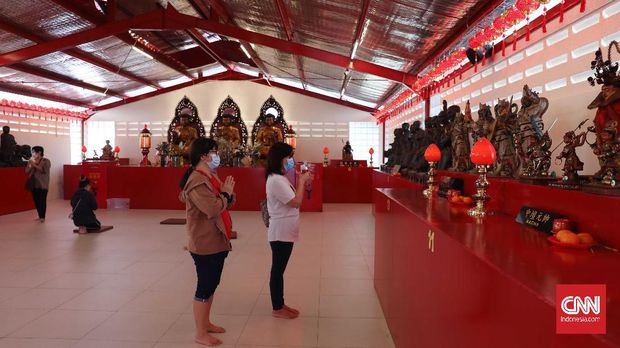 PECINAN GLODOK Umat sembahyang di Kelenteng Petak Sembilan Glodok, Jakarta, Kamis, 4 Februari 2020. CNNIndonesia/Safir Makki