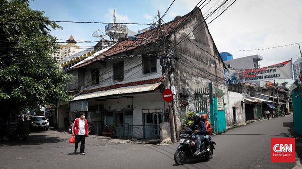 Kawasan niaga dan pemukiman warga di kawasan Glodok, Jakarta, Kamis, 4 Februari 2021. CNNIndonesia/Safir Makki