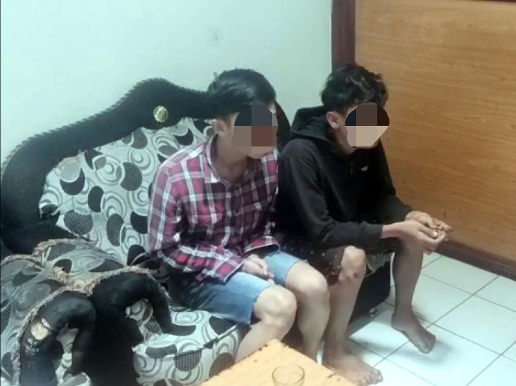 Polisi Tangkap 2 Begal HP yang Beraksi Bawa Celurit di Sukabumi Polisi Tangkap 2 Begal HP yang Beraksi Bawa Celurit di Sukabumi