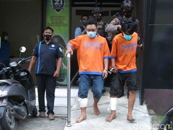 Timah Panas Bersarang dalam Kaki 2 Pengedar Sabu yang Ditangkap di Sidoarjo
