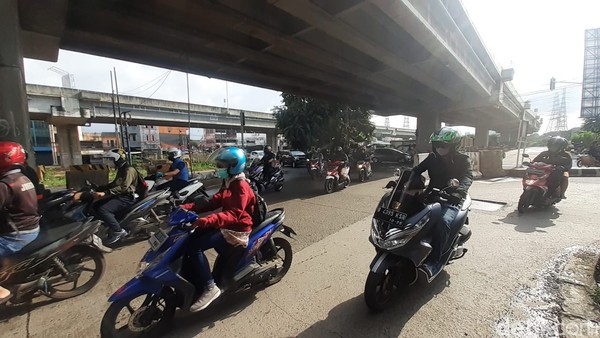Pertigaan Jl KH Noer Ali-Jl Caman Raya, Bekasi, semula rusak kini sudah selesai diperbaiki, 5 Februari 2021. (Afzal NI/detikcom) Pertigaan Jl KH Noer Ali-Jl Caman Raya, Bekasi, semula rusak kini sudah selesai diperbaiki, 5 Februari 2021. (Afzal NI/detikcom)