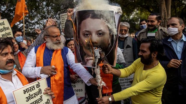 Activists from United Hindu Front burn an effigy depicting climate change activist Greta Thunberg to protest against the celebrities for commenting in support of protesting farmers, in New Delhi, India, February 4, 2021. REUTERS/Danish Siddiqui     TPX IMAGES OF THE DAY