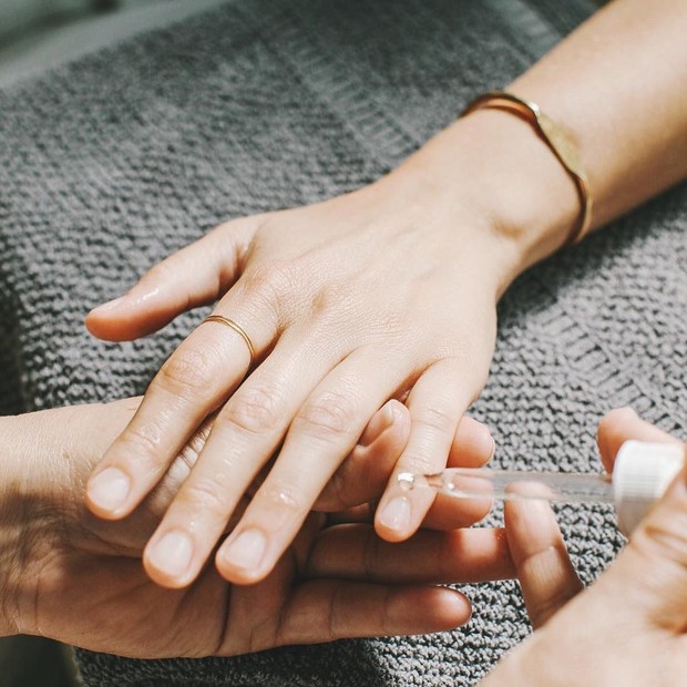 Kamu bisa gosokkan minyak kelapa langsung di atasnya dan biarkan meresap setidaknya selama 30 menit.