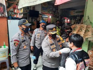 Polisi-TNI di Sebar 2.000 Masker ke Pedagang Pasar Kelapa Dua Tangerang Polisi-TNI di Sebar 2.000 Masker ke Pedagang Pasar Kelapa Dua Tangerang