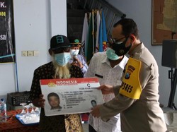 Polisi Nganjuk Blusukan Sosialisasi Cara Mudah Mendapatkan SIM