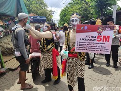 Gatotkaca dan Punakawan Bagi-bagi Masker di Pasar Baru Porong