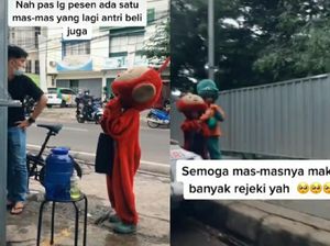 Salut! Pria Ini Traktir Minuman Boba untuk Dua Badut yang Kelelahan