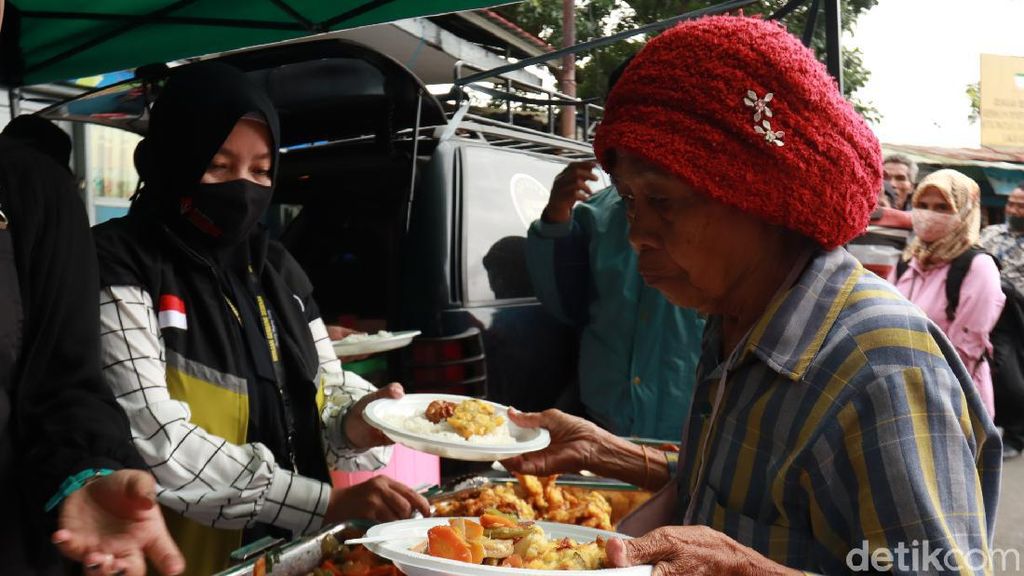 Relawan Bagikan 100 Porsi Makan Gratis di Terminal Cicaheum Relawan Bagikan 100 Porsi Makan Gratis di Terminal Cicaheum