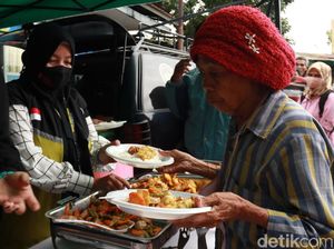 Relawan Bagikan 100 Porsi Makan Gratis di Terminal Cicaheum