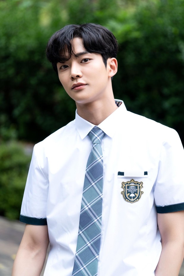 Rowoon, berperan sebagai Haru dalam drama Extraordinary You / foto: vlive.tv Rowoon (SF9), berperan sebagai Haru dalam drama Extraordinary You / foto: vlive.tv