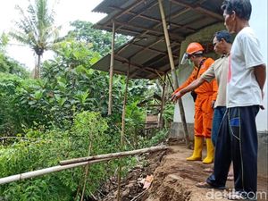 Tergerus Air Sungai, Satu Rumah Ambrol dan Sebuah Motor Hanyut di Situbondo