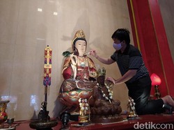 Jelang Imlek, Rupang di Kelenteng Magelang Dibersihkan