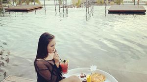 Seksinya Intan Ratna Juwita Saat Menikmati Jus Segar di Pinggir Kolam