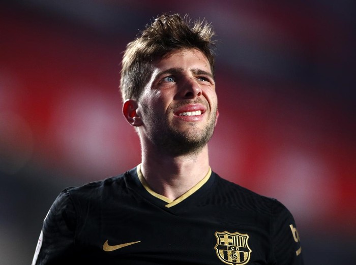 GRANADA, SPAIN - FEBRUARY 03: Sergi Roberto of FC Barcelona reacts during the Copa del Rey match between Granada and Barcelona at Estadio Nuevo Los Carmenes on February 03, 2021 in Granada, Spain. Sporting stadiums around Spain remain under strict restrictions due to the Coronavirus Pandemic as Government social distancing laws prohibit fans inside venues resulting in games being played behind closed doors. (Photo by Fran Santiago/Getty Images)