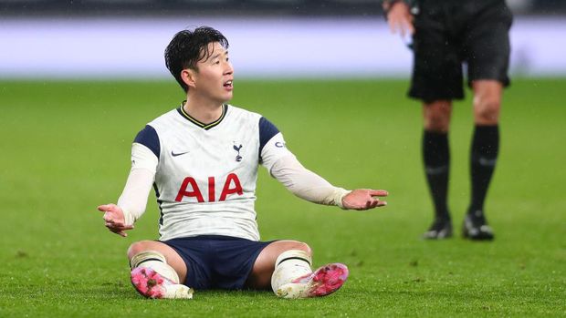LONDON, ENGLAND - FEBRUARY 04: Son Heung-Min of Tottenham Hotspur reacts during the Premier League match between Tottenham Hotspur and Chelsea at Tottenham Hotspur Stadium on February 04, 2021 in London, England. Sporting stadiums around the UK remain under strict restrictions due to the Coronavirus Pandemic as Government social distancing laws prohibit fans inside venues resulting in games being played behind closed doors. (Photo by Clive Rose/Getty Images)