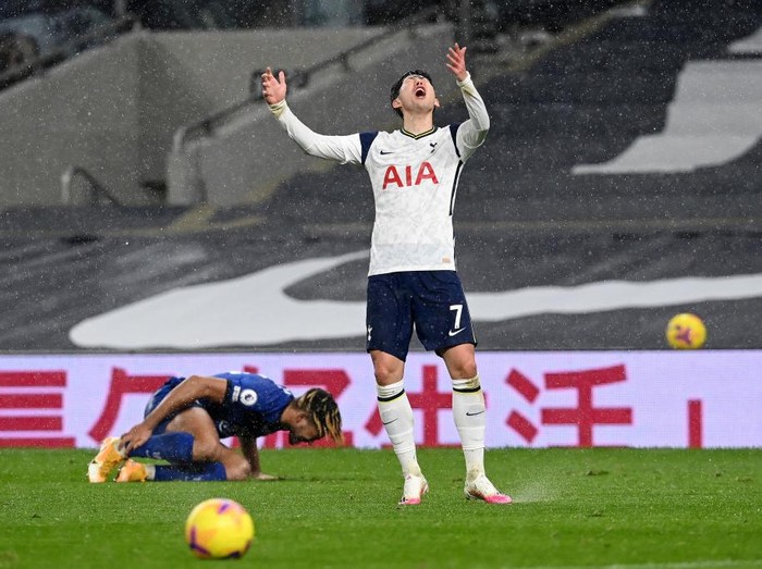 LONDON, ENGLAND - FEBRUARY 04: Son Heung-Min of Tottenham Hotspur reacts during the Premier League match between Tottenham Hotspur and Chelsea at Tottenham Hotspur Stadium on February 04, 2021 in London, England. Sporting stadiums around the UK remain under strict restrictions due to the Coronavirus Pandemic as Government social distancing laws prohibit fans inside venues resulting in games being played behind closed doors. (Photo by Neil Hall - Pool/Getty Images)