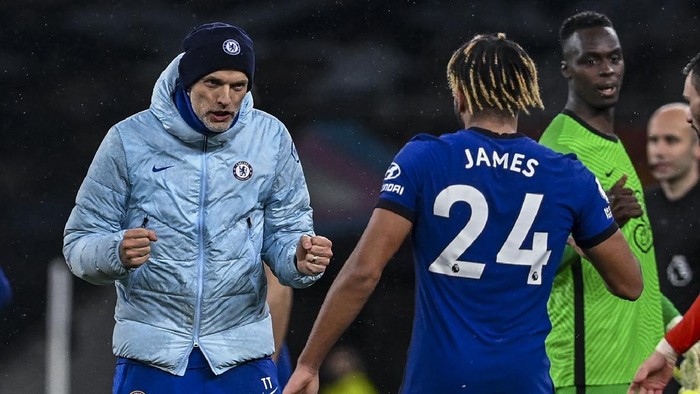 thomas tuchel reece james chelsea derby london tottenham hotspur vs chelsea liga inggris premier league Chelseas German head coach Thomas Tuchel, left, celebrates after the English Premier League soccer match between Tottenham and Chelsea at the Tottenham Hotspur Stadium in London, England, Thursday, Feb. 4, 2021.(Neil Hall/Pool via AP)