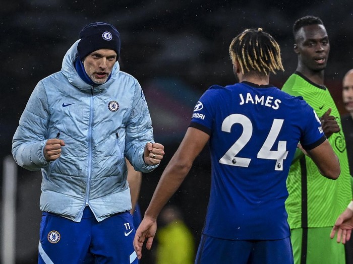 Chelsea's German head coach Thomas Tuchel, left, celebrates after the English Premier League soccer match between Tottenham and Chelsea at the Tottenham Hotspur Stadium in London, England, Thursday, Feb. 4, 2021.(Neil Hall/Pool via AP)