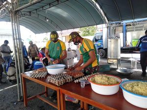 Satgas Yonif MR 413 Kostrad Bangun Dapur Bantu Pengungsi Banjir di Keerom