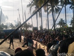 Abai Prokes! Warga Berdesakan Nonton Turnamen Voli di Pandeglang