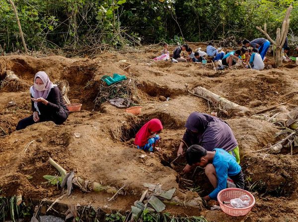 Warga Bangka Belitung Ramai-ramai Buru Batu Timah
