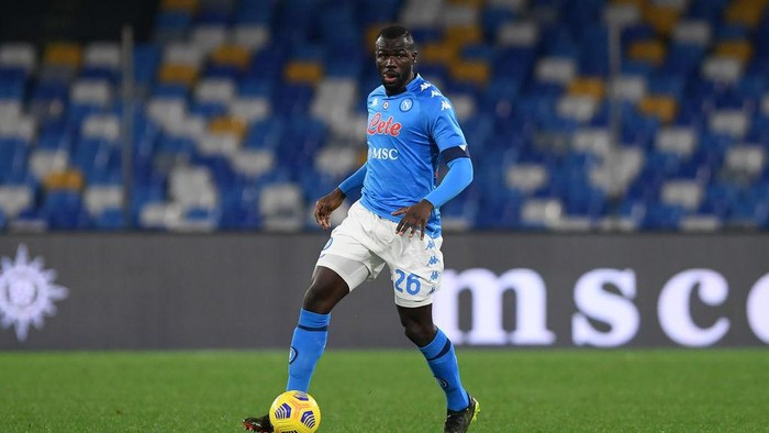 NAPLES, ITALY - FEBRUARY 03: Kalidou Koulibaly of SSC Napoli  during the Coppa Italia match between SSC Napoli and Atalanta BC at Stadio Diego Armando Maradona on February 03, 2021 in Naples, Italy. Sporting stadiums around Italy remain under strict restrictions due to the Coronavirus Pandemic as Government social distancing laws prohibit fans inside venues resulting in games being played behind closed doors. (Photo by Francesco Pecoraro/Getty Images)