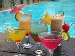 5 Resto Pinggir Pantai Ini Tawarkan Suasana Romantis Buat Malam Mingguan