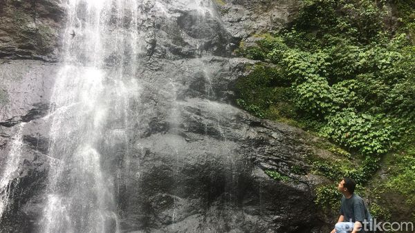 Potret Indahnya Air Terjun Tamasapi di Mamuju