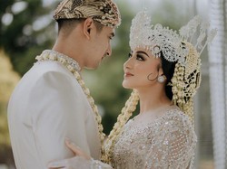 Ali Syakieb dan Margin Wieheerm: Dari Ngefans Jadi Suami-Istri