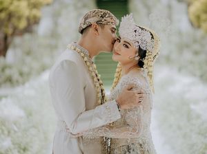 Kemesraan Ali Syakieb dan Margin Wieheerm Usai Nikah Kemesraan Ali Syakieb dan Margin Wieheerm Usai Nikah