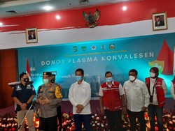 Sejumlah Polisi Penyintas COVID-19 Donor Plasma Konvalesen di PMI Jakarta