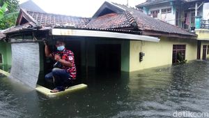 Banjir Berwarna Hitam-Berbau Busuk Rendam Kudus