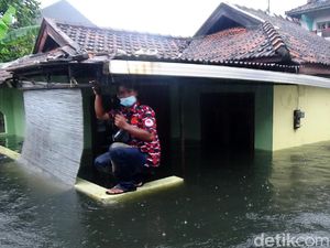 Banjir Berwarna Hitam-Berbau Busuk Rendam Kudus