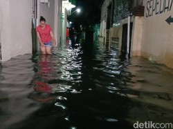 Genangan Banjir Warna Hitam-Berbau Busuk di Kudus Meluas ke Jalur Pantura