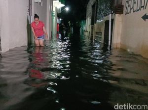 Genangan Banjir Warna Hitam-Berbau Busuk di Kudus Meluas ke Jalur Pantura Genangan Banjir Warna Hitam-Berbau Busuk di Kudus Meluas ke Jalur Pantura