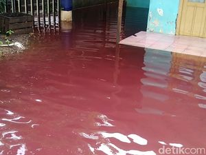 Penampakan Banjir Berwarna Merah di Pekalongan