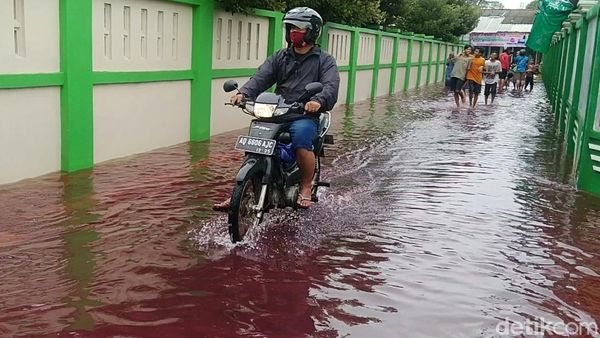 Aneh, Banjir Berwarna Merah Rendam Pekalongan