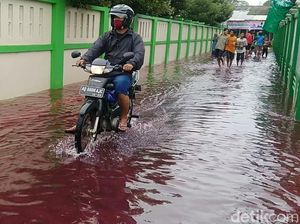 Aneh, Banjir Berwarna Merah Rendam Pekalongan