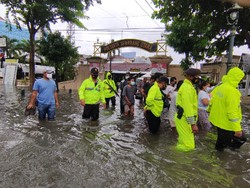 Momen Evakuasi Tahanan Gegara Polsek di Semarang Kebanjiran