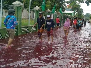 Banjir di Kota Pekalongan Berwarna Merah!