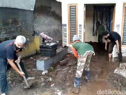 Ratusan Warga Pasuruan Gotong Royong Bersihkan Sampah Banjir Kepulungan