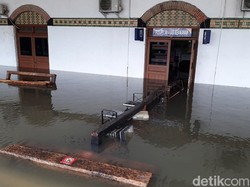 Banjir Masih Genangi Stasiun Tawang Semarang