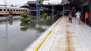 Banjir Juga Rendam Stasiun Tawang Semarang