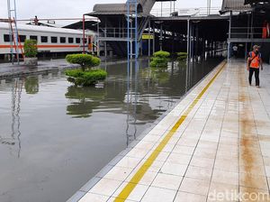 Banjir Juga Rendam Stasiun Tawang Semarang