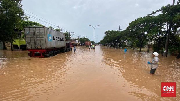 Hujan yang mengguyur Kota Semarang selama hampir 12 jam mengepung Kota Semarang. Bahkan, jalur Pantura Semarang - Kendal harus lumpuh selama 3 jam akibat banjir menggenangi ruas jalan hampir setinggi 1 meter.