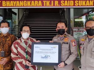 Bank Mandiri Serahkan Mesin PCR ke RS Polri Sukanto