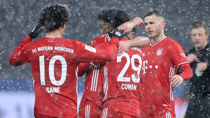 BERLIN, GERMANY - FEBRUARY 05: Kingsley Coman of Muenchen celebrates with his team mates after scoring his teams first goal during the Bundesliga match between Hertha BSC and FC Bayern Muenchen at Olympiastadion on February 05, 2021 in Berlin, Germany. (Photo by Boris Streubel/Getty Images)