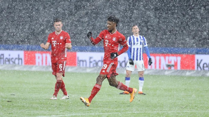 BERLIN, GERMANY - FEBRUARY 05: Kingsley Coman of Muenchen celebrates after scoring his teams first goal during the Bundesliga match between Hertha BSC and FC Bayern Muenchen at Olympiastadion on February 05, 2021 in Berlin, Germany. (Photo by Boris Streubel/Getty Images)