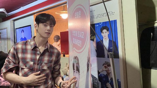 8 Foto Cha Eun Woo dengan Kebiasaan Aneh, Terobsesi Lubang Hidung