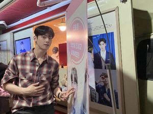 8 Foto Cha Eun Woo dengan Kebiasaan Aneh, Terobsesi Lubang Hidung